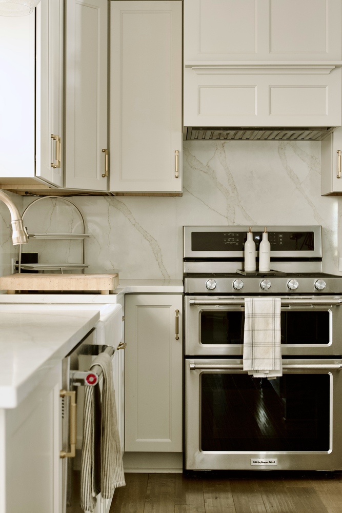 Modern kitchen design with marble backsplash and farmhouse sink by Trade Works Remodeling in Hurstbourne, KY